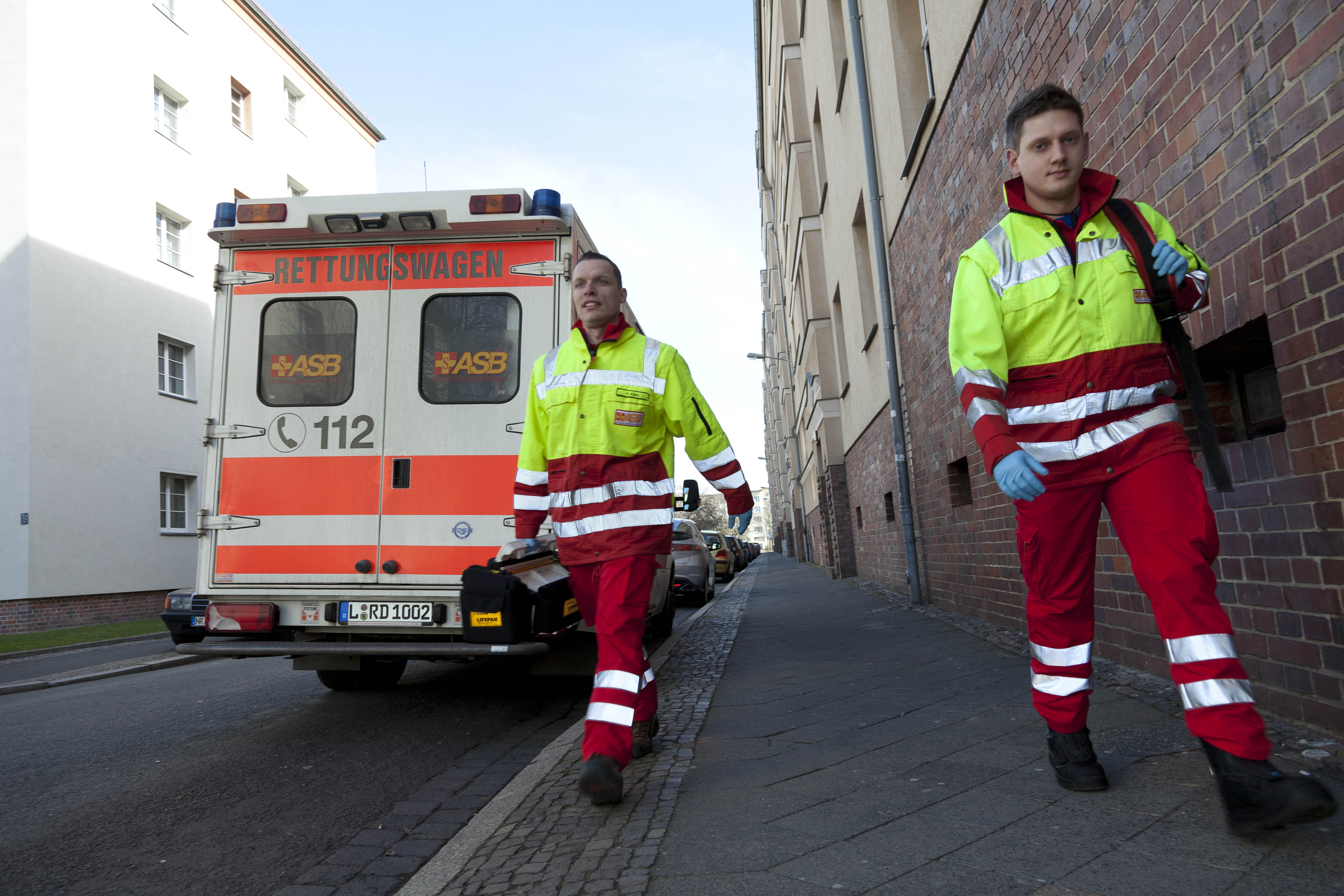 ASB-Rettungsassistenten beim Einsatz.