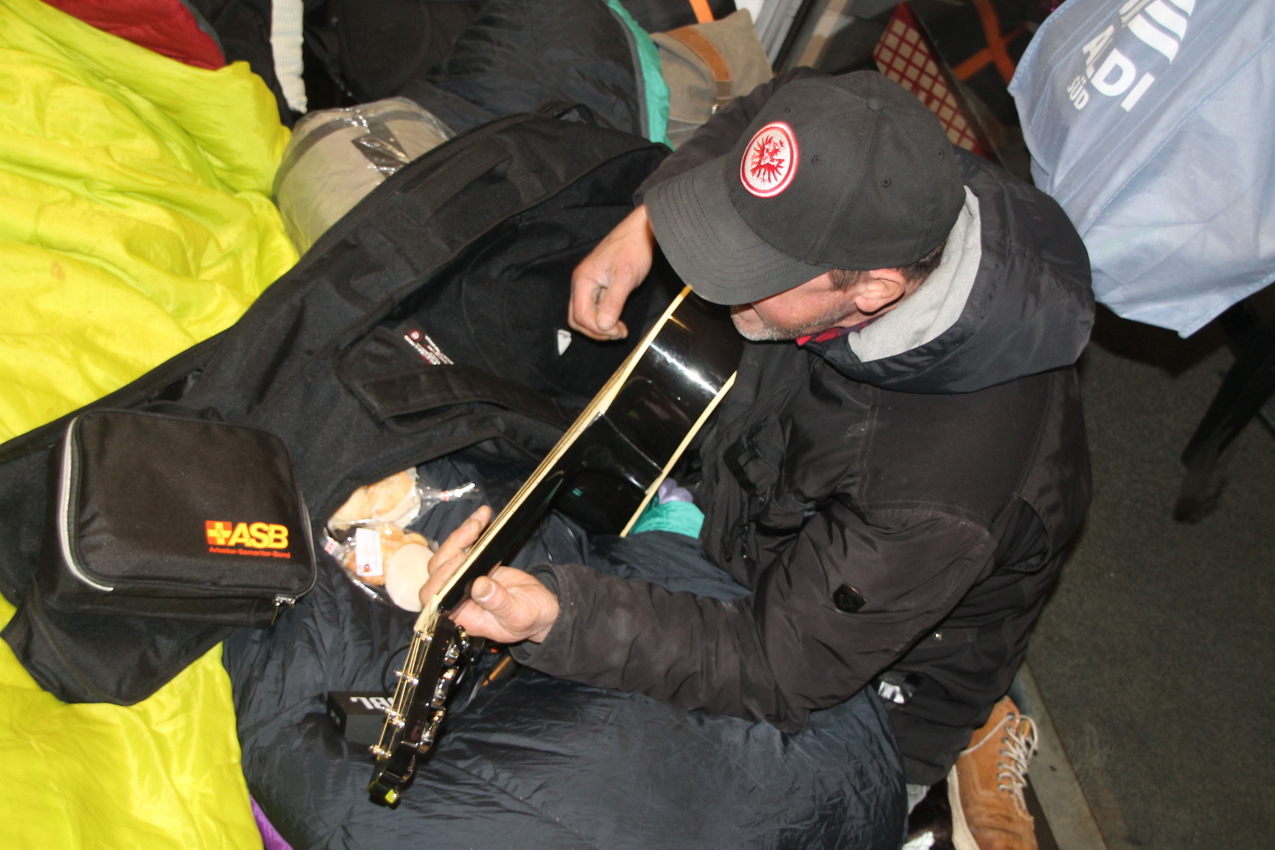 ASB verteilte 2.500 Schlafsäcke für Obdachlose