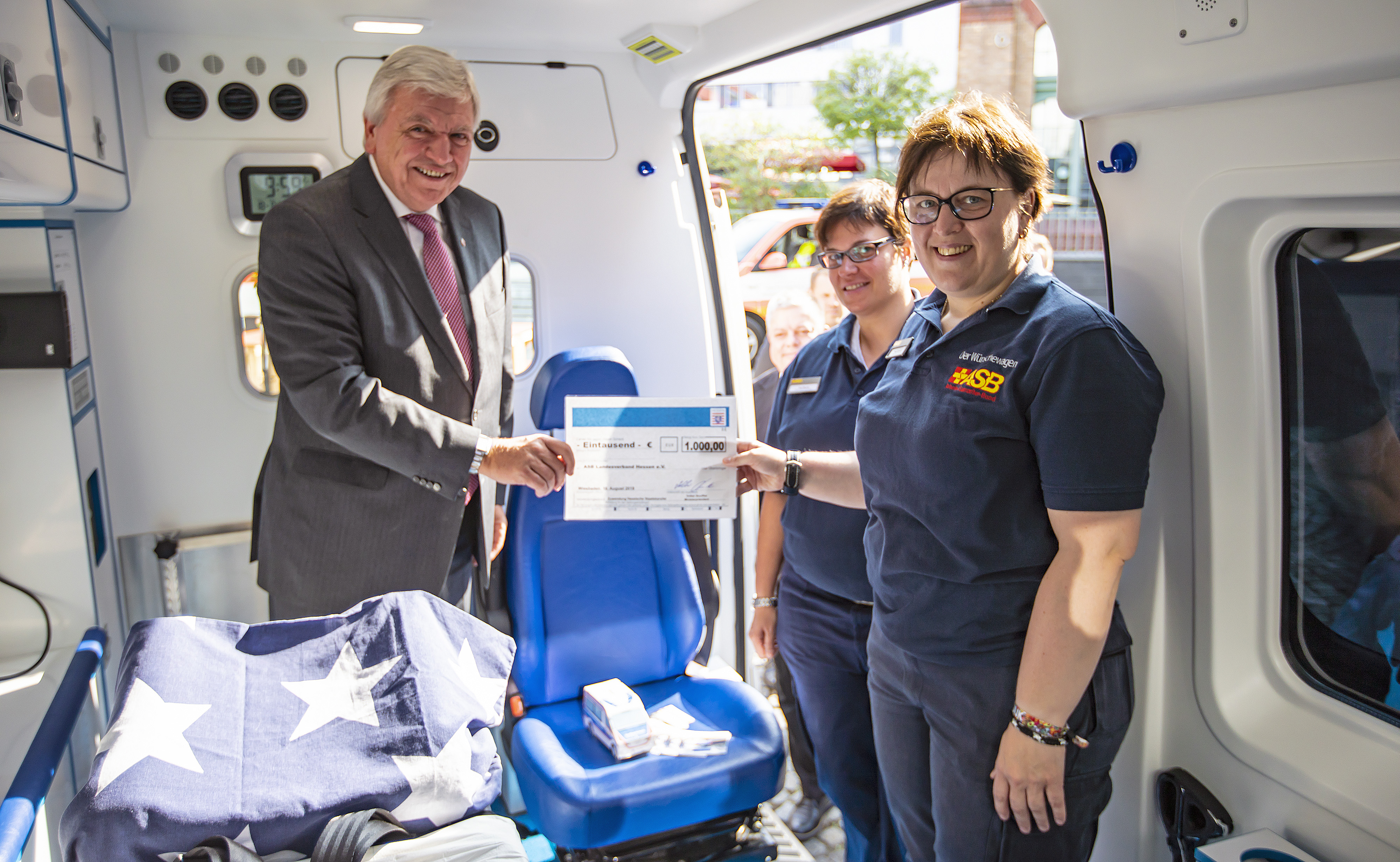 Ministerpräsident Volker Bouffier würdigt Wünschewagen