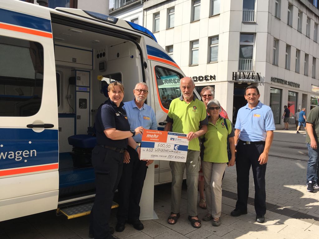 Der Obst- und Gartenbauverein aus Eichen spendet für den Wünschewagen Hessen