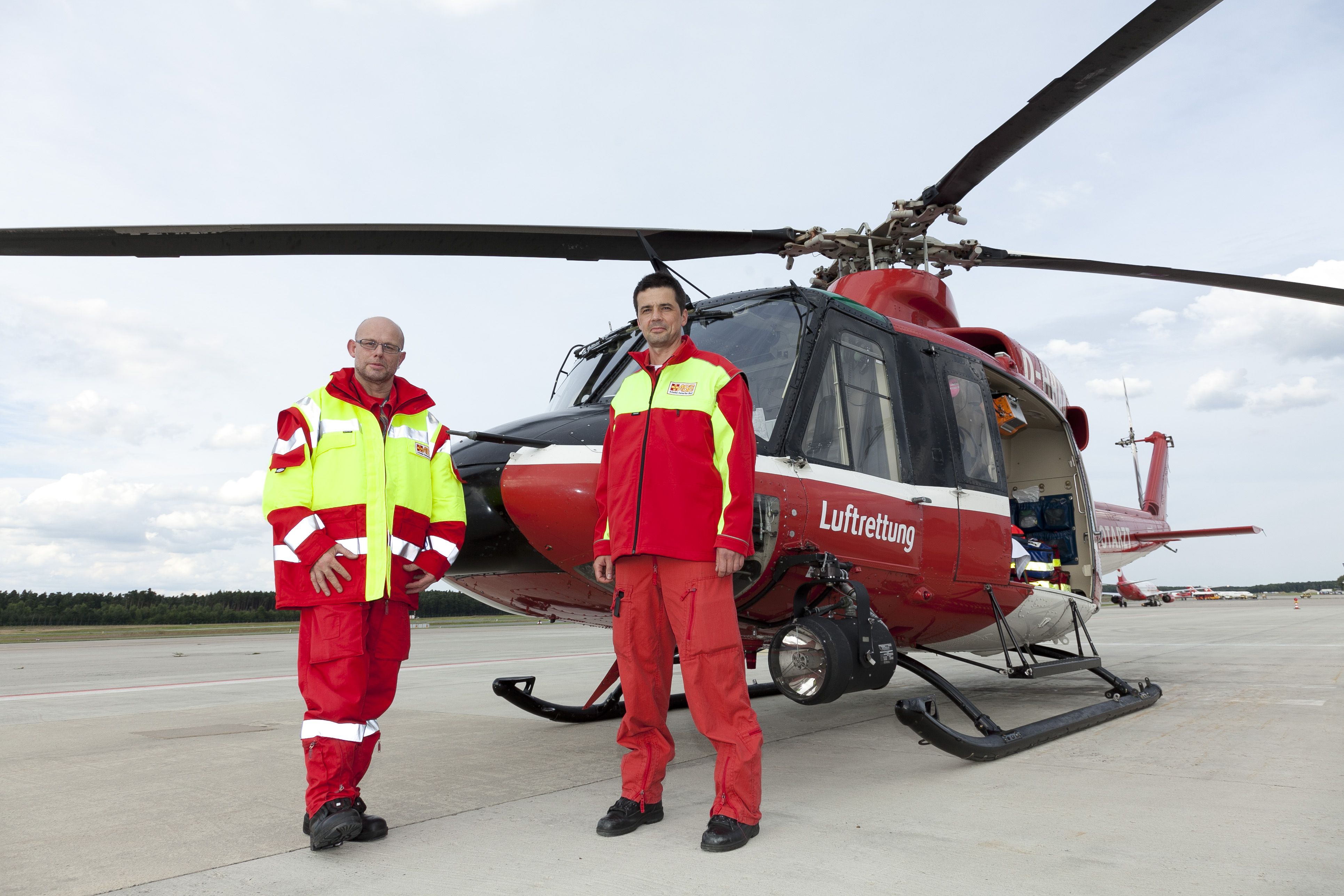 Zwei Rettungssanitäter vor einem Rettungsschrauber