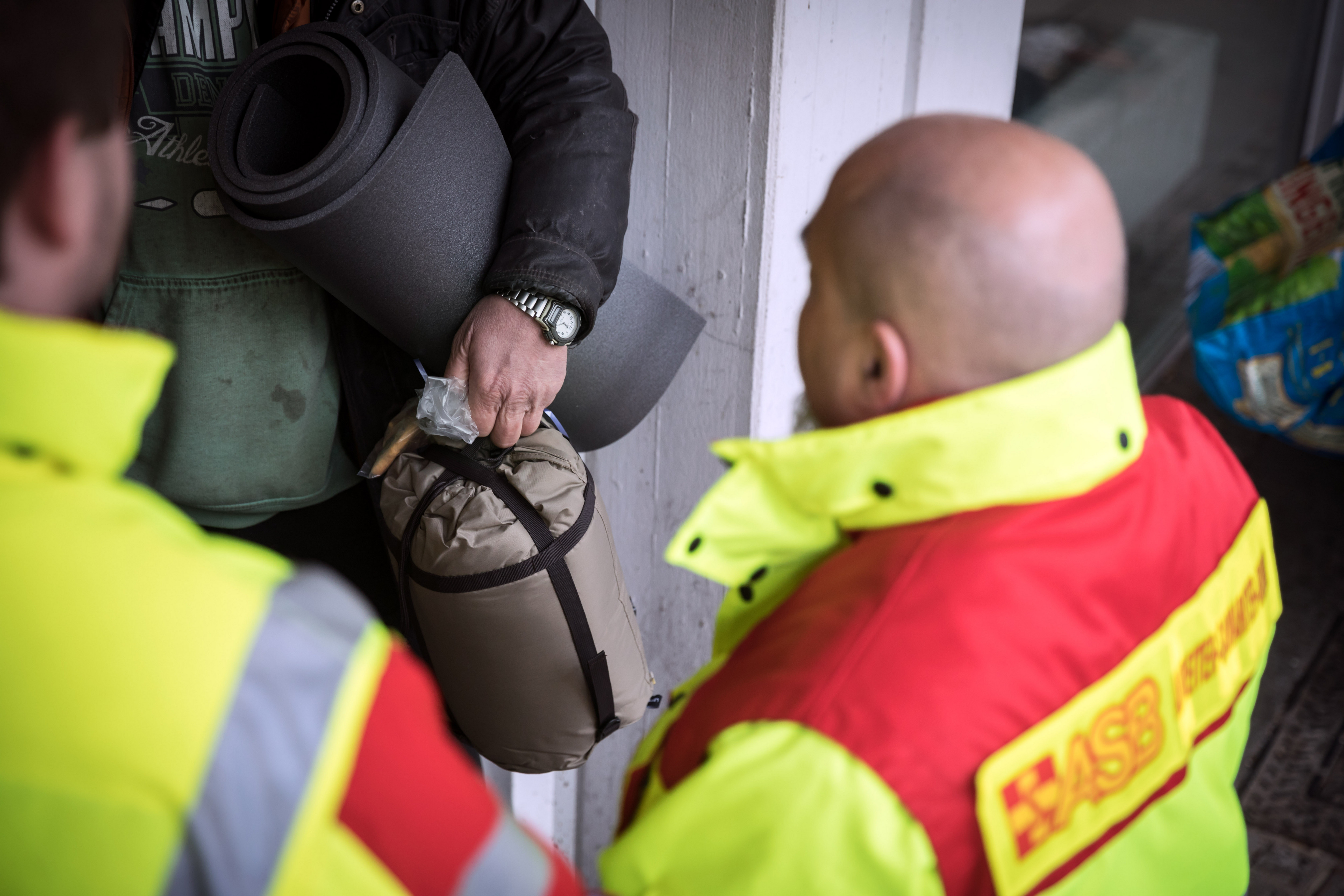 ASB verteilt Schlafsäcke für Obdachlose