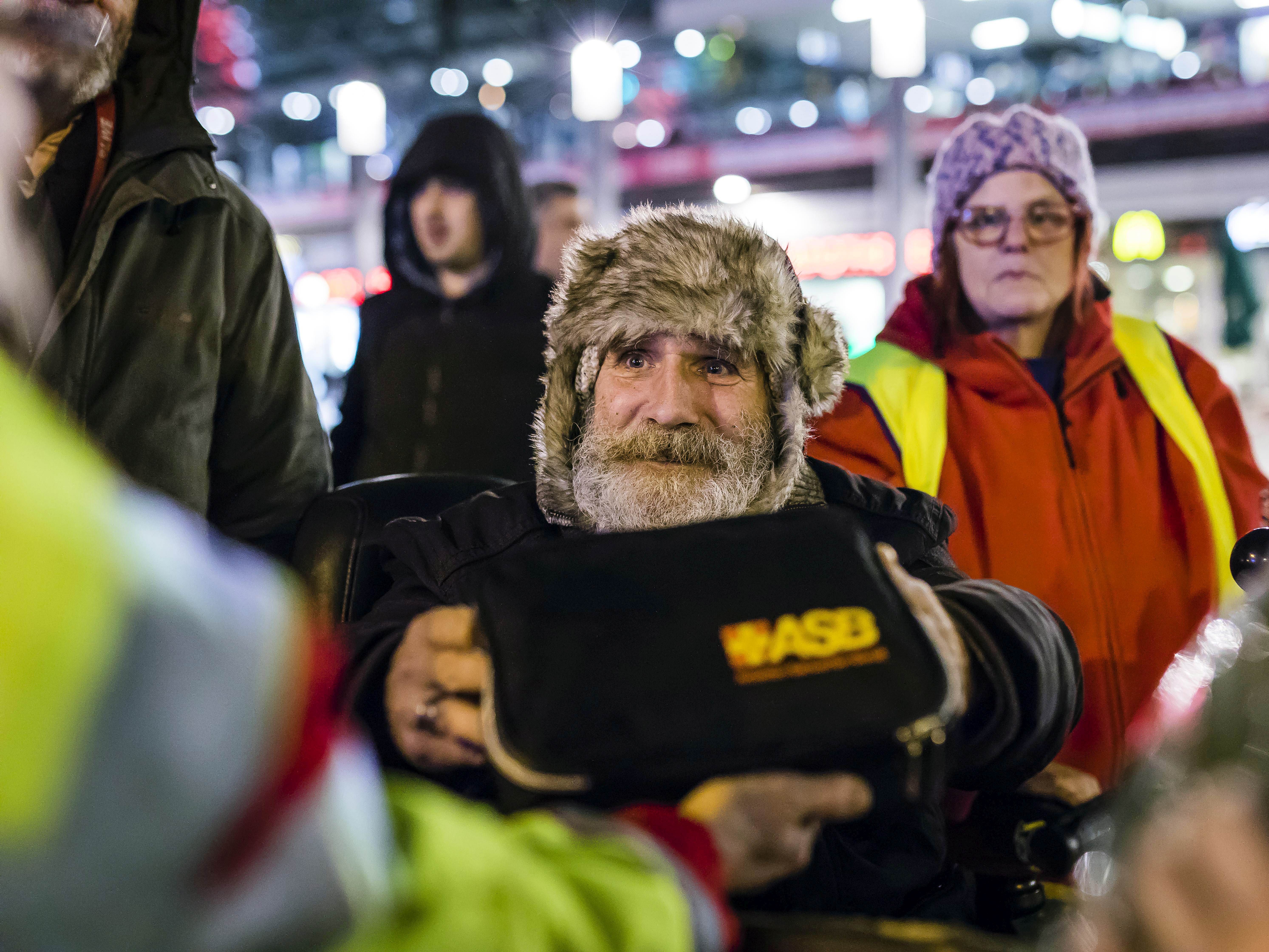 ASB verteilt Schlafsäcke und Hygienesets an Obdachlose