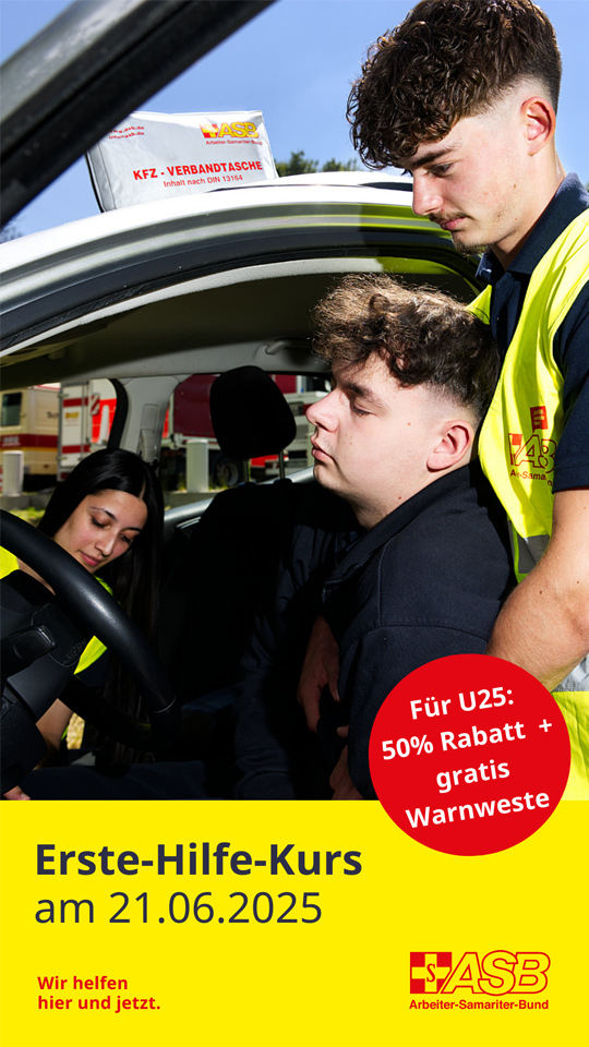 Drei junge Menschen üben Erste-Hilfe-Maßnahmen an einem Auto, einer sitzt bewusstlos am Steuer, während die anderen helfen. Im Hintergrund ist ein Erste-Hilfe-Kit zu sehen. Text auf dem Bild: „Erste-Hilfe-Kurs am 21.06.2025. Für U25: 50 % Rabatt + gratis